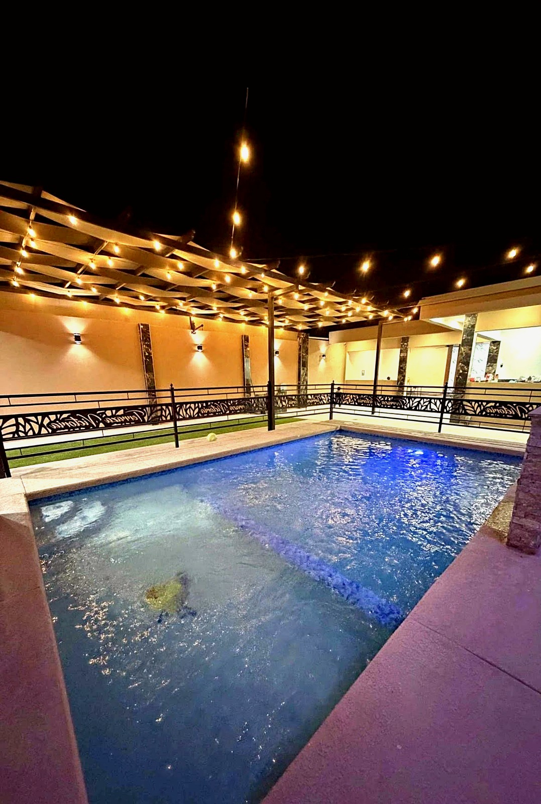 Terraza exterior iluminada